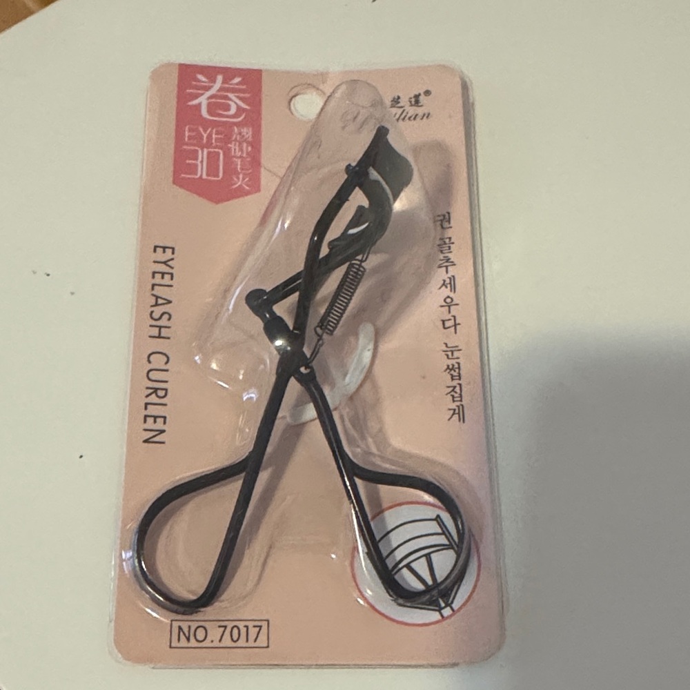 Elegant Black Eyelash Curler by
